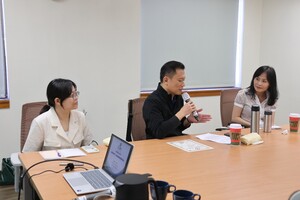 財政學系彭喜樞老師兼社科院院導師(中)為本場活動進開場。(照片來源：社科院)(另開新視窗/jpg檔)圖片