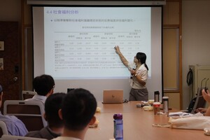 高雅貞同學透過圖表說明稅率衝擊對兩部門的福利變動影響。(照片來源：社科院)(另開新視窗/jpg檔)圖片