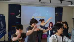 上午課程從運動學程主任呂潔如「聽，身體在說話」覺察體驗課程開始。（照片來源：運動學程）(另開新視窗/jpg檔)圖片