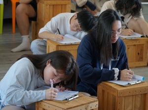 學生靜心、體察身體感受，進行自由書寫。（照片來源：運動學程）(另開新視窗/jpg檔)圖片