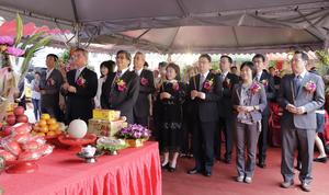校長郭明政在典禮中親率學校同仁祝禱,祈求工程順利。(照片來源:校訊記者謝繐宇)(另開新視窗/jpg檔)