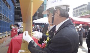 校長郭明政至鋼梁前上金螺栓(照片來源:校訊記者謝繐宇)(另開新視窗/jpg檔)