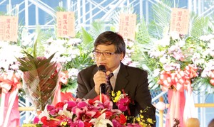校長郭明政為公企中心上梁儀式致詞(照片來源:校訊記者謝繐宇)(另開新視窗/jpg檔)