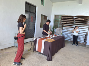 The interpreter provided real-time Chinese-to-English translation of the tea farm’s owner’s explanations. (Photo credit: College of Foreign Languages and Literature)(Open new window/png file)Image