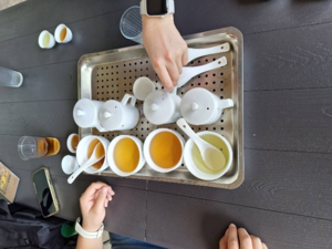 Students sampled four types of Taiwanese tea (from left to right): black tea, dark-roasted Tieguanyin, light-roasted Tieguanyin, and Pouchong tea. (Photo credit: College of Foreign Languages and Literature)(Open new window/png file)Image