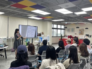 劉亭廷以她專訪輝達執行長黃仁勳的經驗為例，分享採訪的準備過程。（照片來源：全創碩）(另開新視窗/jpg檔)圖片