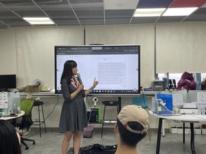 TVBS 主播劉亭廷現場示範實際使用 ChatGPT 作為輔助工具的操作方式。（照片來源：全創碩）(另開新視窗/jpg檔)圖片