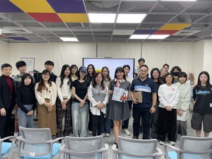 TVBS 主播劉亭廷（前排右五） 與全創碩主任林翠絹特聘教授（前排右六）、全創碩助理教授張君豪（前排右四）及全創碩學生合影。（照片來源：全創碩）(另開新視窗/jpg檔)圖片