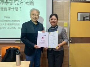 胡悅倫主任代表頒發感謝狀。（照片來源：輔諮碩）(另開新視窗/jpg檔)圖片