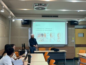 李維倫教授引導參與者重新思考心理學的本質。（照片來源：輔諮碩）(另開新視窗/jpg檔)圖片