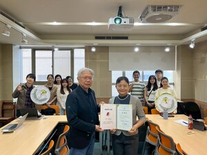 全體參與者感謝李維倫教授精彩的分享。（照片來源：輔諮碩）(另開新視窗/jpg檔)圖片