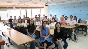 Ferenczy博士（前排中）、蘇卓馨副教授（前排右）、與會者合影。（照片來源：國際事務學院）(另開新視窗/jpg檔)圖片