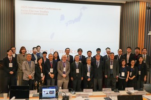 李蔡彥校長蒞臨會場並與學者們合照。（照片來源：選研中心）(另開新視窗/jpg檔)圖片