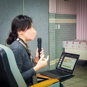 Prof. I-Huei served as an interpreter on the spot to provide the audience with better understanding of the content.（Photo by IMICS）(Open new window/jpg file)