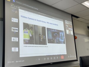 李智妍教授（韓國外國語大學）在線上演講中提到南韓的偷拍案例。（照片來源：傳播學院）(另開新視窗/jpeg檔)圖片