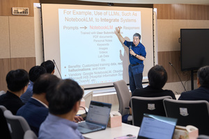 在專題演講「AI Policy, Taiwans’ Choice」中，孔校長深度剖析生成式AI與大型語言模型（LLM）對未來社會的衝擊。（攝影：秘書處）(另開新視窗/jpg檔)圖片