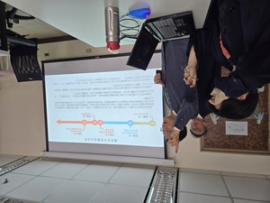 主持人李登科教授致詞。（圖片來源：國際事務學院戰略與國際安全研究中心）(另開新視窗/jpg檔)圖片