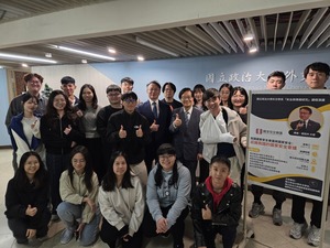 錢冠州大使與李登科教授及聽講同學們合影一張。（圖片來源：國際事務學院戰略與國際安全研究中心）(另開新視窗/jpg檔)圖片