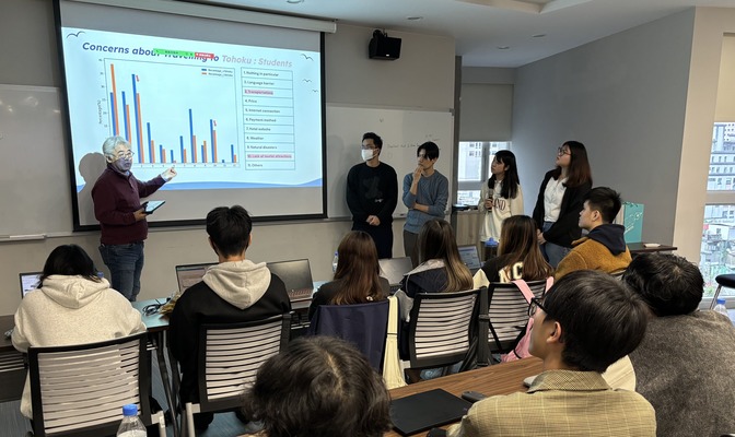 Prof. Hibiki provided feedback on the project presentation.(Photo by Department of Economics)