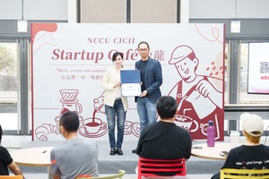 產創總中心營運長林士淵致贈感謝狀，以表達誠摯謝意。（照片來源：產創總中心）(另開新視窗/jpg檔)圖片