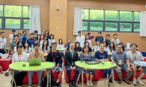 校長李蔡彥(右五)親臨全創碩迎新典禮現場,受主任林翠絹特聘教授(右四)邀請來向新生傳遞祝福並與師生合影。(照片來源:全創碩)(另開新視窗/png檔)圖片