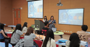 主任林翠絹以及教授們向新生介紹課程。(照片來源:全創碩)(另開新視窗/png檔)圖片