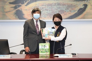 本校與臺中市政府教育局簽訂合作備忘錄,市長盧秀燕(右)在現場邀請政大能到臺中市開設實體專班,校長郭明政(左)允諾將會開設專班嘉惠中市學子(照片來源:臺中市政府)(另開新視窗/jpg檔)