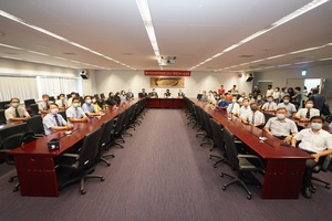簽約現場與會來賓氣氛十分熱絡,臺中市公私立高中校長紛紛表達希望政大能到臺中市開課(照片來源:臺中市政府教育局)(另開新視窗/jpg檔)