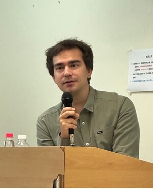 Professor Karman Lucero engaging in a discussion with students.(Photo by IMICS)(Open new window/jpg file)Image