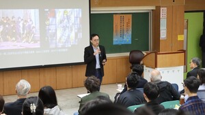 學程召集人陳建綱開場介紹兩位講者，悼念昨日香港大火之罹難者，並祝願港人平安。(照片來源：社科院)(另開新視窗/jpg檔)圖片