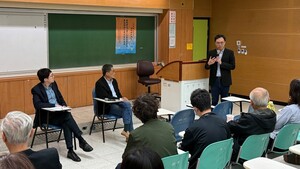 綜合座談時，大家提問踴躍，兩位講者也針對提問進一步回應與討論。(照片來源：社科院)(另開新視窗/jpg檔)圖片