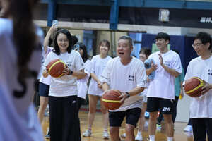 左起MBA白佩玉主任、上屆校友會會長呂進宗學長、本屆校友會會長邱德成學長，投籃開球為活動開球投籃揭開序幕。（照片來源：企研所）(另開新視窗/jpg檔)圖片