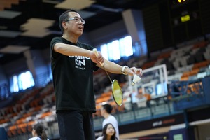 人稱政大小齊哥的商學院院長黃家齊與學生組隊展現高超羽球球技。（照片來源：企研所）(另開新視窗/jpg檔)圖片