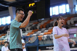 巫立宇教授拿出羽球專長與同學組隊。（照片來源：企研所）(另開新視窗/jpg檔)圖片