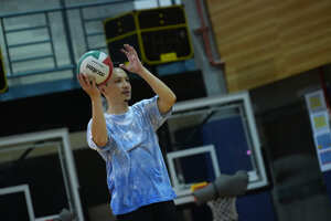 企管系陳冠儒老師參賽排球、籃球，球技也是不遑多讓。（照片來源：企研所）(另開新視窗/jpg檔)圖片