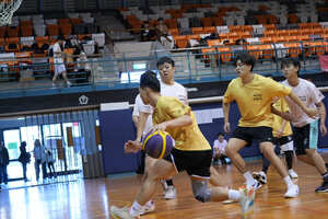 112級校友劉昌豪（右二)堪稱最大亮點。曾為第三屆運動會總召的他，進入政大MBA前，有過長達11年的運動家生涯，更同時參與過 UBA 與 HBL 等籃球聯賽。（照片來源：企研所）(另開新視窗/jpg檔)圖片