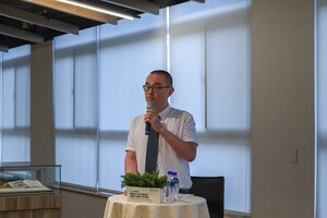 開場由歐文系教授姚紹基介紹講者Michael Jäckel教授。（照片來源：運動學程）(另開新視窗/jpg檔)圖片