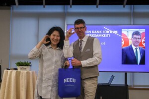 運動學程主任呂潔如致贈紀念品給講者Michael Jäckel教授。（照片來源：運動學程）(另開新視窗/jpg檔)圖片