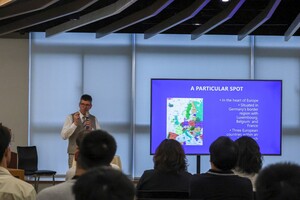 Michael Jäckel教授首先介紹特里爾大學區域位置。（照片來源：運動學程）(另開新視窗/jpg檔)圖片