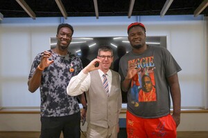 Michael Jäckel教授（中）演講結束後，與本校雄鷹籃球球員波波卡（右）、莫斯塔發（左）討論並合照。（照片來源：運動學程）(另開新視窗/jpg檔)圖片