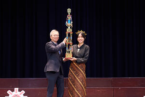 企管系延續前年氣勢，再創高峰奪得第一名，更一舉抱回最佳指揮、最佳舞台呈現與最佳服裝三項獎項。（攝影：秘書處）(另開新視窗/jpg檔)圖片