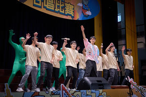 應數系則是延續多年創意傳統，帶來短劇〈應數導音數〉，融合多首KPOP熱門金曲、迷因組曲與爆笑時事梗，ＨIGH翻全場。（攝影：秘書處）(另開新視窗/jpg檔)圖片