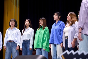 英文系與創新國際學院共同組成的「英ternational」自選曲為〈This Is Me〉，以充滿力量的旋律與歌詞傳遞「勇敢做自己，不被他人定義」的精神。（攝影：秘書處）(另開新視窗/jpg檔)圖片