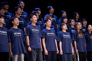 外交系自選曲選唱 〈You Raise Me Up〉，描寫在低潮中獲得鼓舞與支持，因而重新看見希望。（攝影：秘書處）(另開新視窗/jpg檔)圖片