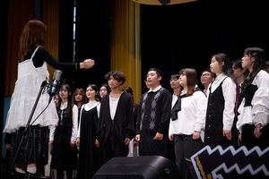 中文系以四聲部合唱重新鋪陳歌曲的情感堆疊，透過男女聲分部交錯，傳遞歌曲中對逝去關係的質問與疏離。（攝影：秘書處）(另開新視窗/jpg檔)圖片