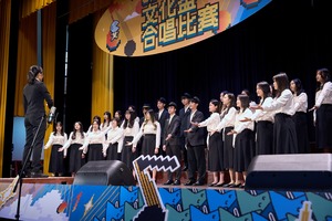 國貿系選唱電影《大娛樂家》中的〈A Million Dreams〉，藉由歌聲唱出彼此心中的夢。（攝影：秘書處）(另開新視窗/jpg檔)圖片