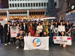 同學們在台北車站大廳與印尼傳統服飾表演者合影留念。（照片來源：社科院）(另開新視窗/jpg檔)圖片