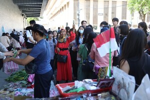 由台北車站前往印尼街沿途小攤林立，販售多樣印尼料理與點心。（照片來源：社科院）(另開新視窗/jpg檔)圖片