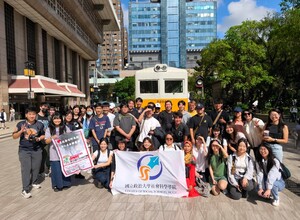 同學們於台北火車站外的火車頭景點合影留念。（照片來源：社科院）(另開新視窗/jpg檔)圖片