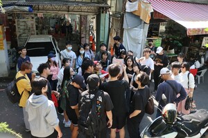 丁安妮向同學們介紹印尼紙鈔的設計。（照片來源：社科院）(另開新視窗/jpg檔)圖片